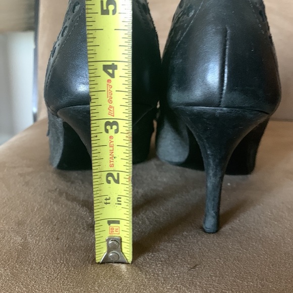 Audrey Brooke grey shoes with black accents - Picture 5 of 6